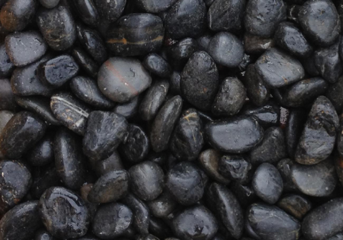 Polished Black Pebbles 20kg Bag