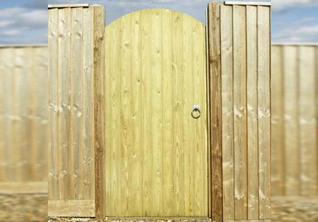 Charltons Priory Curved Gate