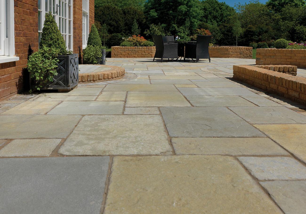 Pavestone Tudor Antique Cathedral 15m² Pack Pavestone Tudor Antique Cathedral 15m² Pack