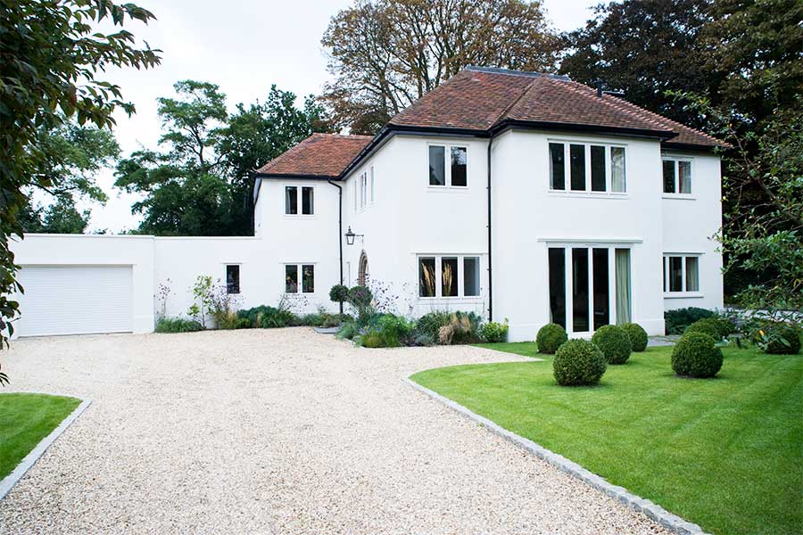 Smart gravel driveway with light grey gravel and grey edging pavers